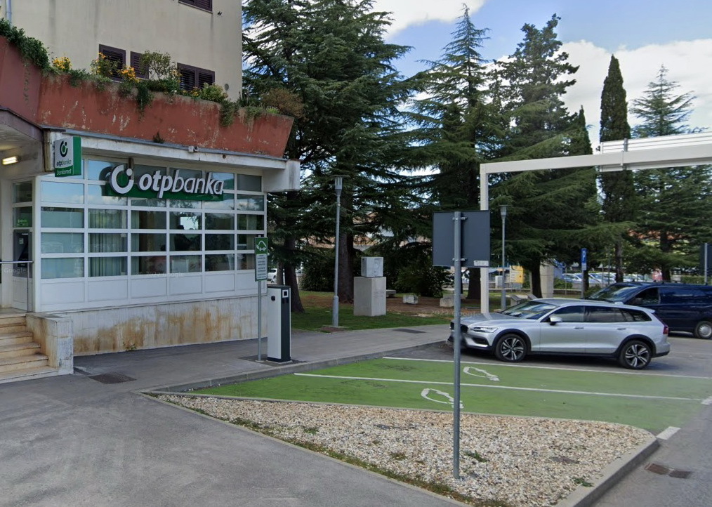 Policajcima je rekao da se bavi nepropisno parkiranim vozilima na električnim punionicama