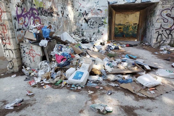 Ruine nekadašnjeg ugostiteljskog objekta zatrpane smećem, i tako već desetljećima
