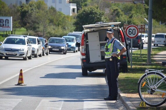 Maloljetnik bez vozačke sjeo za volan teretnjaka pa oborio biciklista 