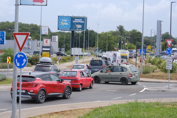 VIDEO KOJI JE UZNEMIRIO POREČ: E-romobilist projurio kroz crveno, automobil zakočio u zadnjoj sekundi