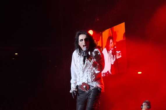 NISU DOVOLJNA ZVUČNA IMENA Hollywood Vampires zaobišli Pulu pa svirali u Zagrebu u polupraznoj Areni