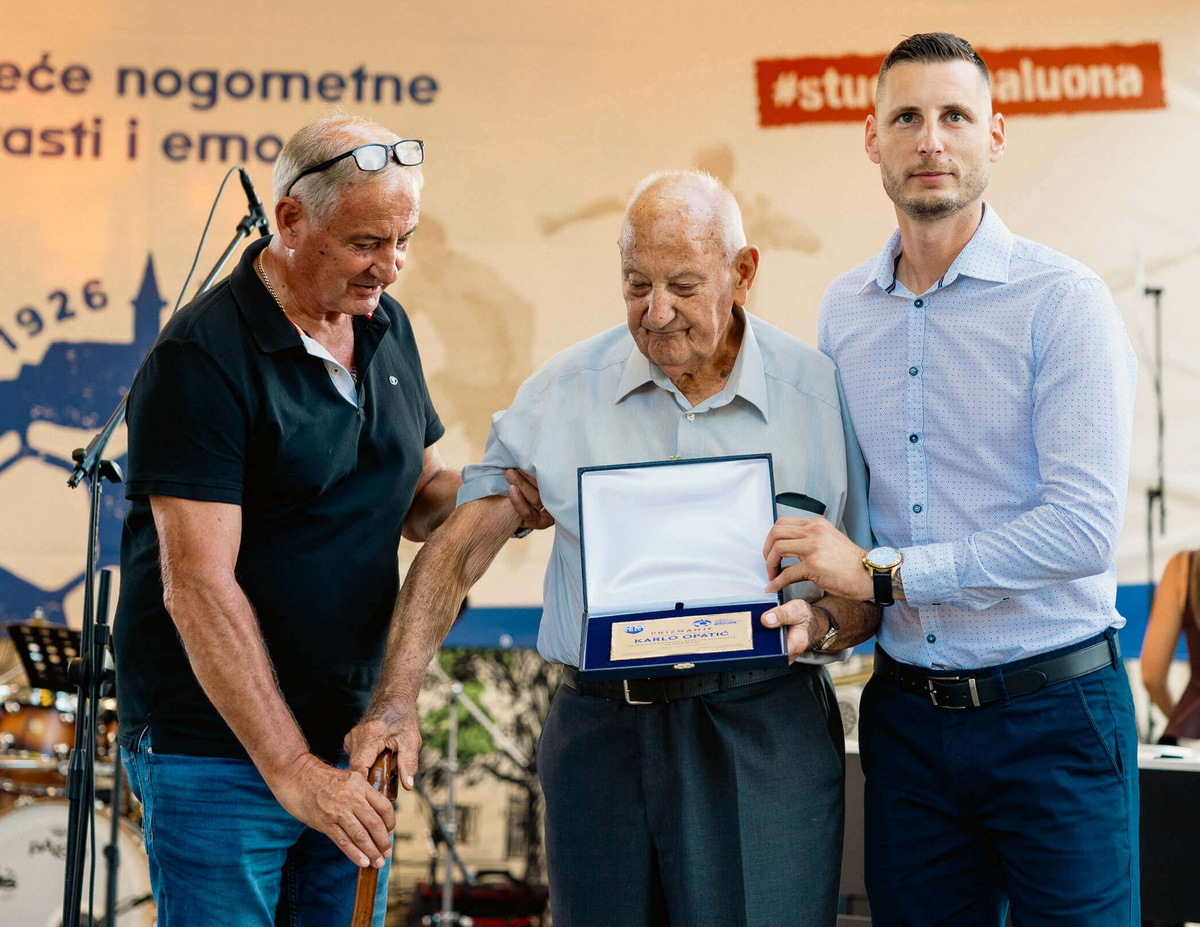 Karlo Opatić (u sredini), najstariji živući žminjski nogometaš
