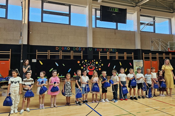 Svaki učenik dobio je polo majicu, sportsku majicu te torbu za opremu za tjelesni