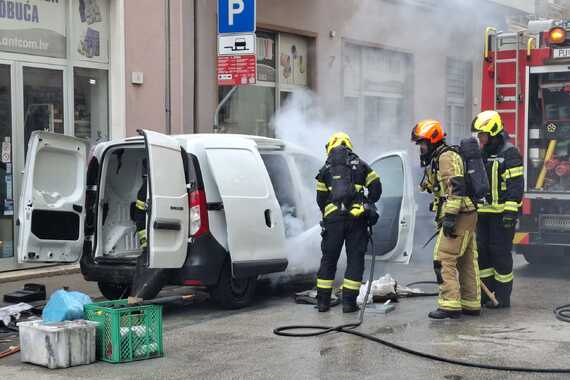 Gori kombi u Smareglinoj ulici, promet zaustavljen