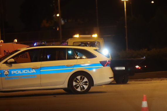 LAKŠE OZLIJEĐENA S 1,7 promila izletjela s ceste, zabila se u rubnjak i prevrnula, klizila, vratila se na kotače pa udarila u zid! 