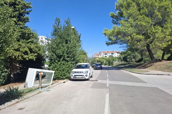 Kod hotela Pule osvanula neobična 'instalacija'. Pogledajte o čemu se radi
