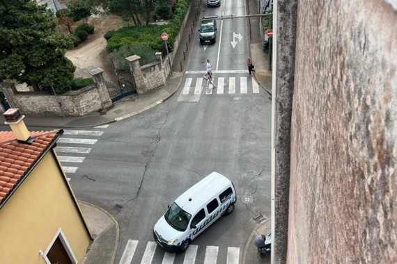 Pogledajte što su turisti izveli na poznatom križanju u Puli: Najgore od svega, uključena su bila i djeca
