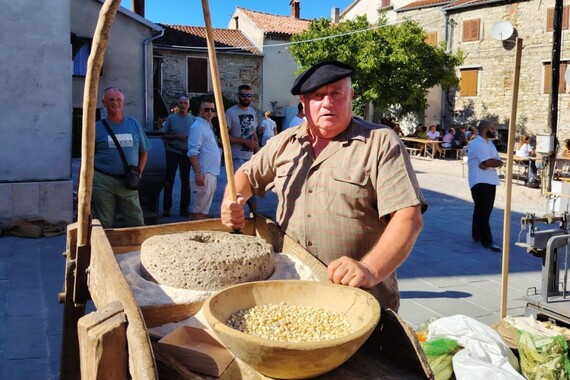 Davor sve oduševio strojem kakvog ima samo on: 'Star je 200 godina, ali meni je vrjedniji od mog bagera'