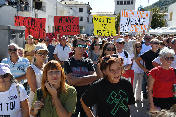 S prosvjeda odjeknule dvije poruke: 'Ako treba, blokirat ćemo cestu', 'Možemo iseliti, tamo više nemamo života, to je kraj'