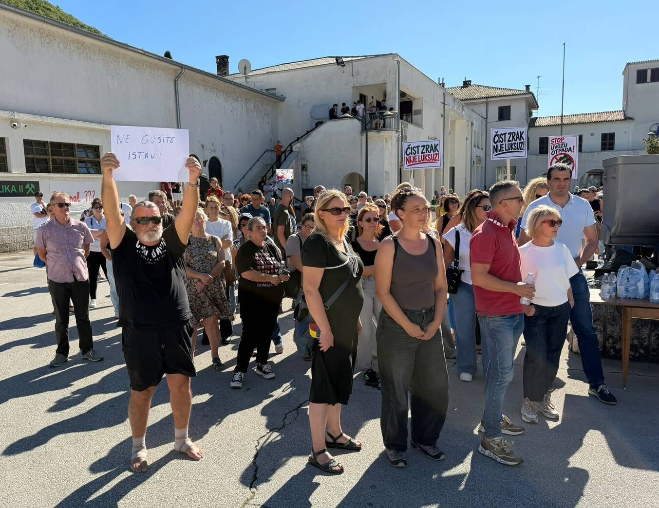 S današnjeg prosvjeda u Raši (Foto: Nenad Čakić)