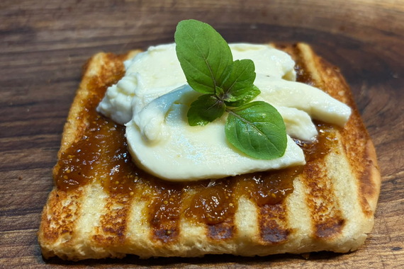 Tost od domaće marmelade od smokve, mozzarelle i mediteranskog bosiljka