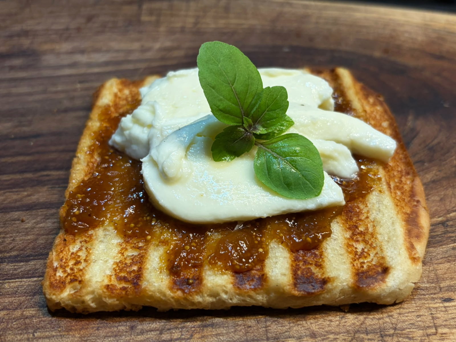 Tost od domaće marmelade od smokve, mozzarelle i mediteranskog bosiljka