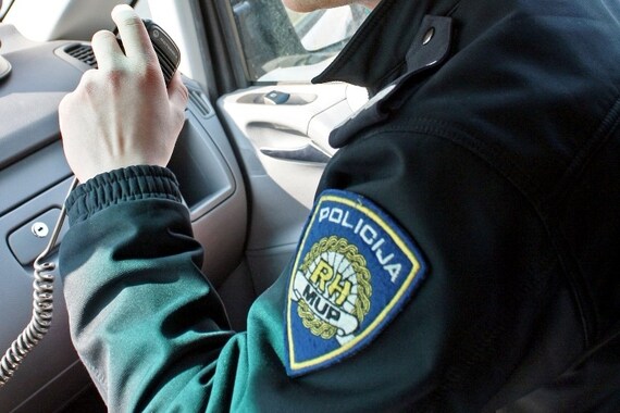 Pomahnitao - prijetio policajcima i jednoj ženi, ozlijedio policajku, završio na hlađenju