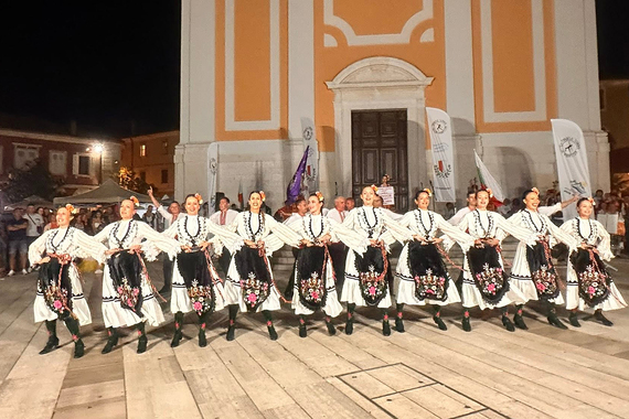 Bogat kraj rujna uz La mula de Parenzo Day, kulturu, tradiciju i sport