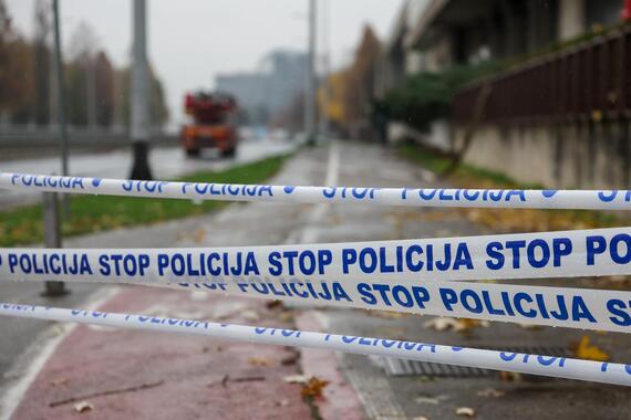 KAOS ISPRED DVORANE! Ostavio kamion i labudicu na nizbrdici pa su počeli rušiti sve pred sobom