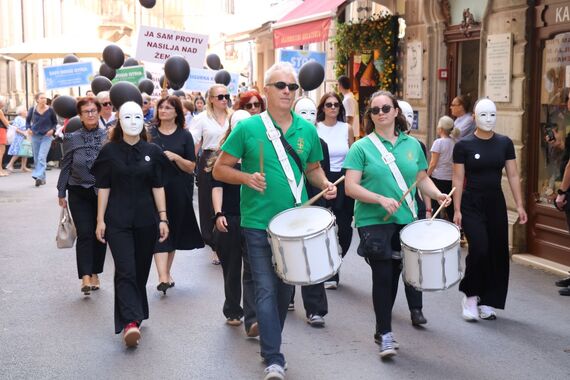 Crni baloni iznad Pule: 'Odmah prijavimo svako nasilje nad ženama, spriječimo najgore'