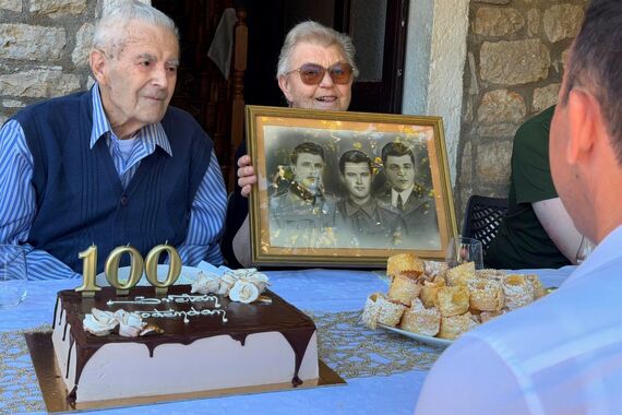 Barba Toni proslavio 100. rođendan! Do 91. još je vozio, a za feštu mu je supruga ispekla najbolje kroštule