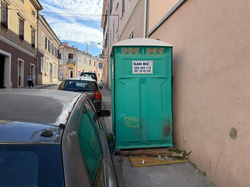 WC 'zauzeo' nogostup u centru Pule – pješacima ostao tek uski prolaz