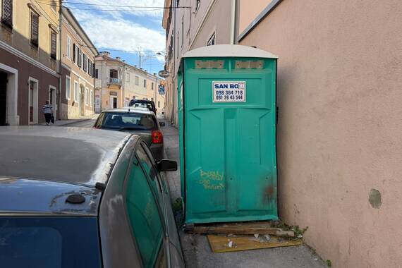 WC 'zauzeo' nogostup u centru Pule – pješacima ostao tek uski prolaz