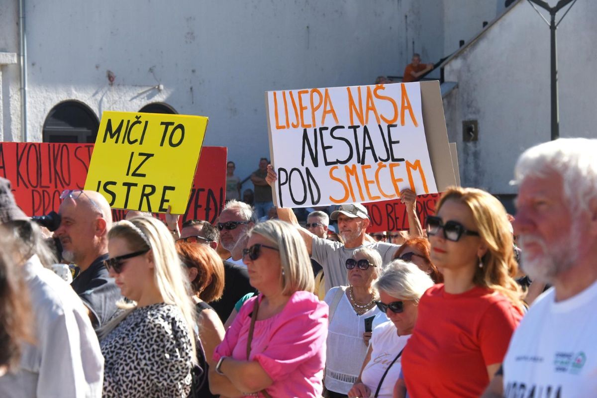 S nedavnog prosvjeda u Raši (Foto: Saša Miljević/Pixsell)