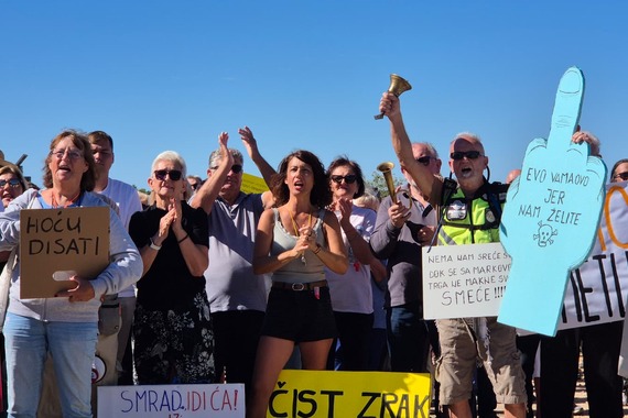 Okupilo se mnoštvo ispred Kaštijuna: Građani pozvali na zatvaranje centra i novi sustav gospodarenja otpadom