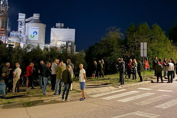 Traje blokada ulaza u cementaru, građani se ne miču s ceste, organizirano i noćno dežurstvo: 'Moramo izdržati'