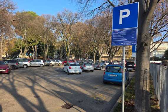 Platila parking, ali pogriješila dva slova registracije. Pitala za oprost, evo što su joj odgovorili