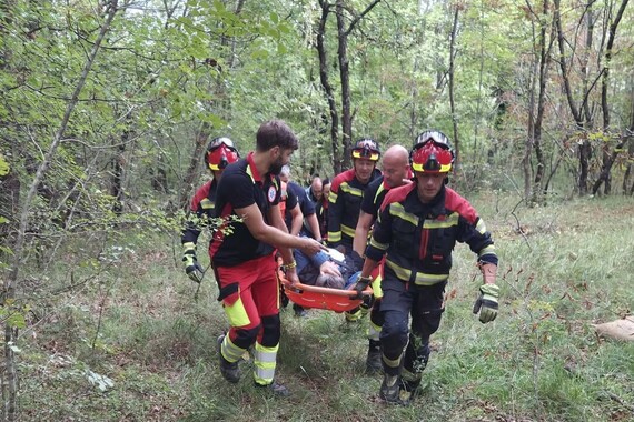 Pala duboko u šumi i teško se ozlijedila: vatrogasci je izvlačili gotovo dva sata 