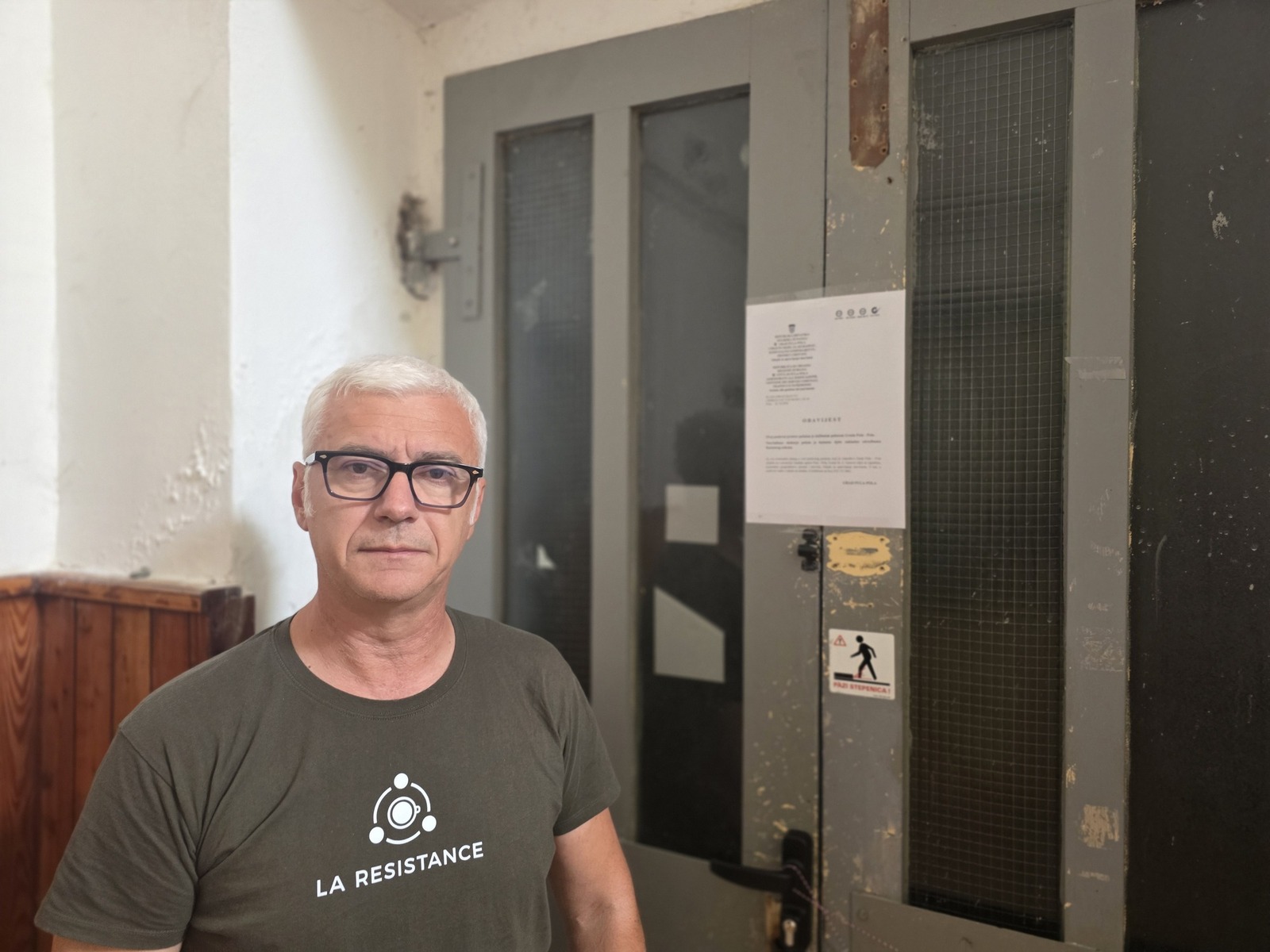 Elvis Morina ispred pečatiranog dijela lokala (foto: Ivor Balen)