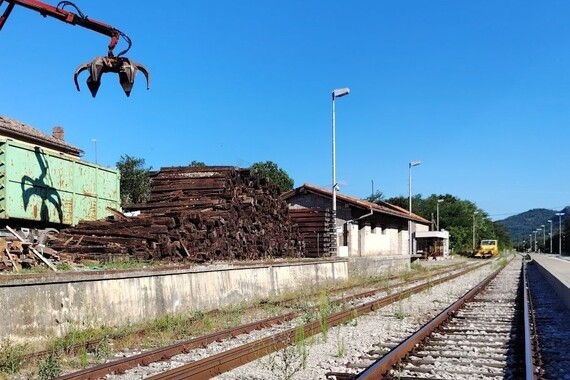 Željeznički pragovi premazani upitnom kemikalijom skladište se uz kuće i njive, građani u strahu