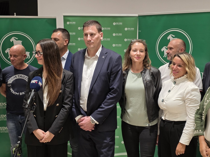 'Nećemo biti ni lijevo ni desno, bit ćemo naprijed!'