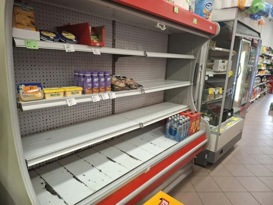 Police sve praznije, zatvara se trgovina Studenca u Puli. Sudbina ostalih neizvjesna 