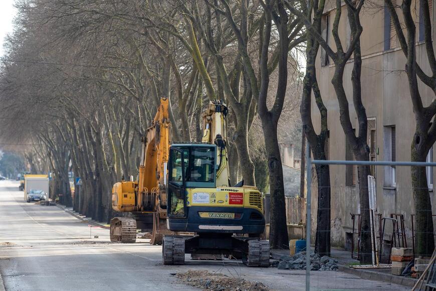 Fekalne i oborinske vode ispod Mutilske ulice u Puli i dalje idu kroz istu cijev! 