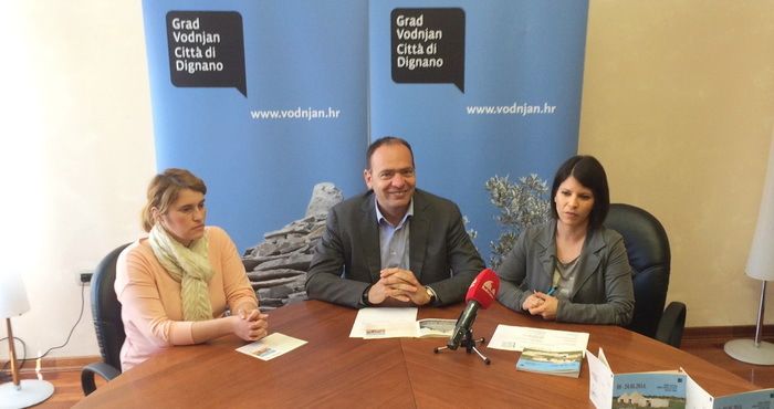 Gradonačelnik Klaudio Vitasović u društvu Morene Smoljan Makragić i Nensi Giachin Marsetič 
