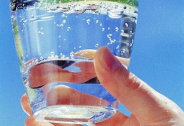 U baru zatražila mineralnu pa završila na Hitnoj