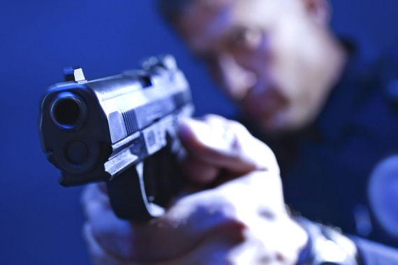 Policajac obiteljski nasilnik udaljen iz službe