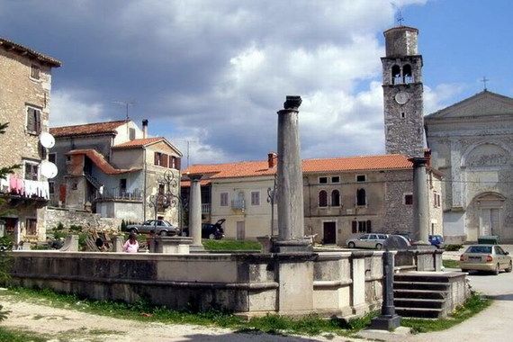 Župnik iz Vižinade dobio prijavu zbog pipkanja djevojčica i žena