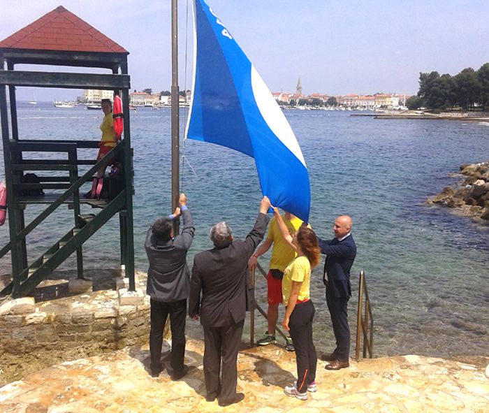 Podizanje plave zastave na nekoj plaži znači da je na njoj, osim čistog mora, postignut visok stupanj kvalitete usluga, sadržaja i standarda