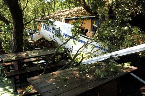 Srušio se zrakoplov na kafić na sportskom aerodromu u Vrsaru