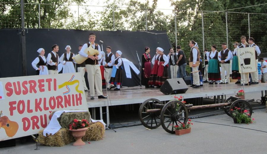 Nastup je započeo svirkom na mih i roženice