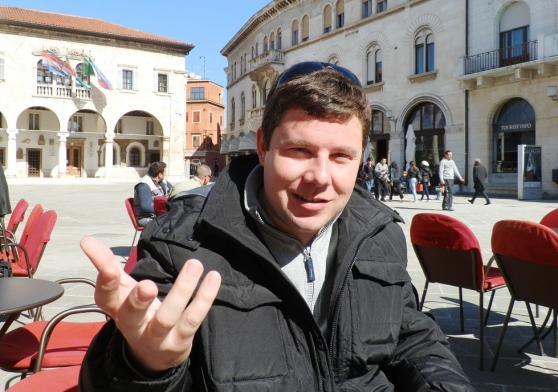 Valić kaže kako je pjesma vesela, vedra i zabavnog je karaktera