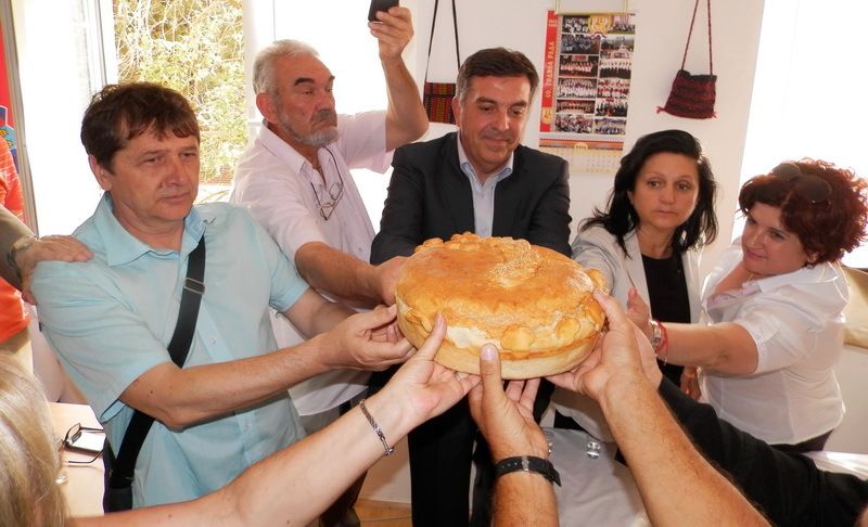  Tulio Demetlika, Giuseppina Rajko i Glorija Paliska Bolterstein na obredu posvećivanja pogače