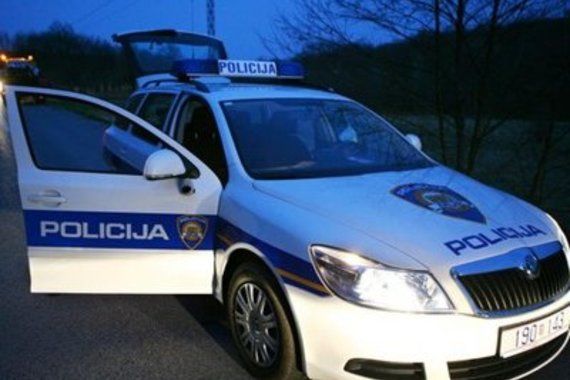 Pijani Slovenac bježao policiji: U vozilu mu pronađena droga