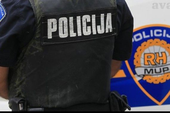 Obavio veliku nuždu pred policajcima