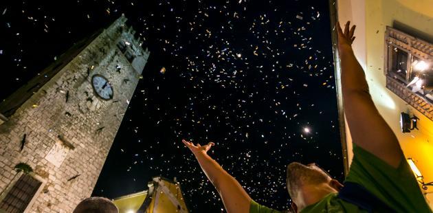 Dobar duh motovunskog festivala otjerao je i kišu, a umjesto nje, s neba su na publiku padale nešto drugačije, srebrne kapi- svjetucavih traka bačenih sa topova iznad publike