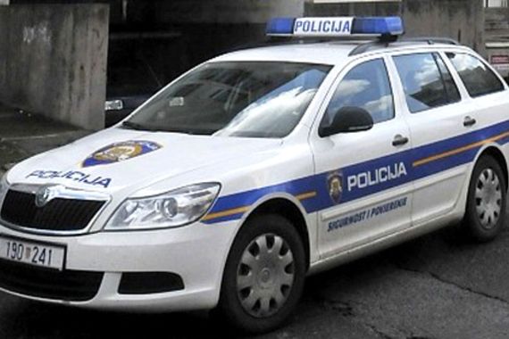 Ubacio novac policajcima u auto, pa uhićen zbog davanja mita