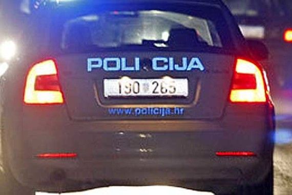Udario u drvo i ostao priklješten u vozilu: Izvukli ga vatrogasci