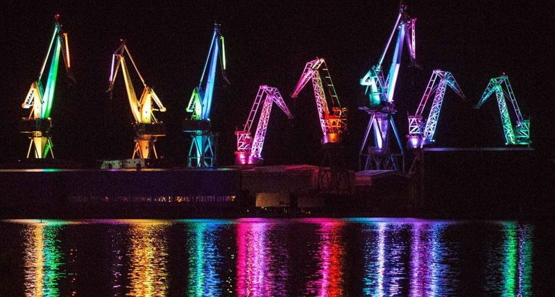 Svjetlosna LED instalacija nalazi se na osam pulskih 'divova', ogromnih Uljanikovih dizalica, koji mogu svjetliti u 16 tisuća raznih kombinacija