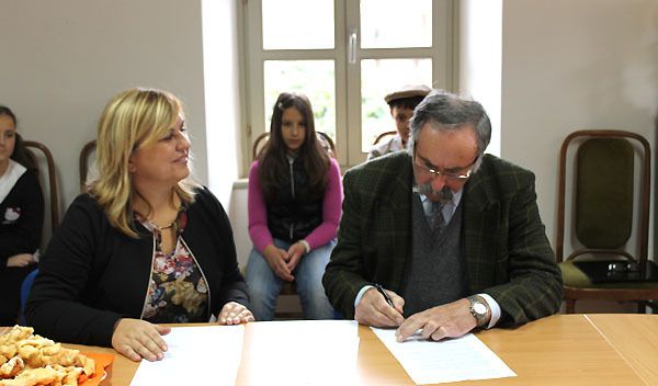 Potpisivanjem Ugovora o suradnji Gradske knjižnice Poreč i Mjesnog odbora Nova Vas formalno je započeo rad još jednoga stacionara te su upisani prvi korisnici