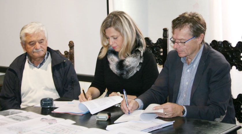 Elena Uljančić - Vekić i Rajko Stilinović potpisuju ugovor